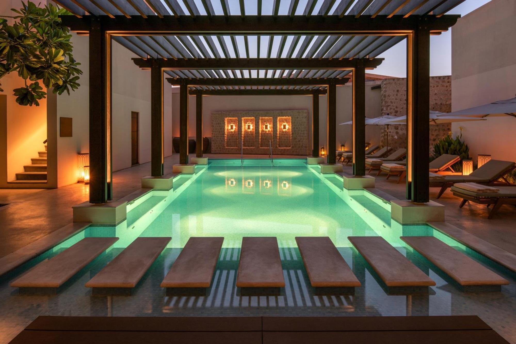 Hotel The Chedi Al Bait, Sharjah Exterior foto The hotel's pool