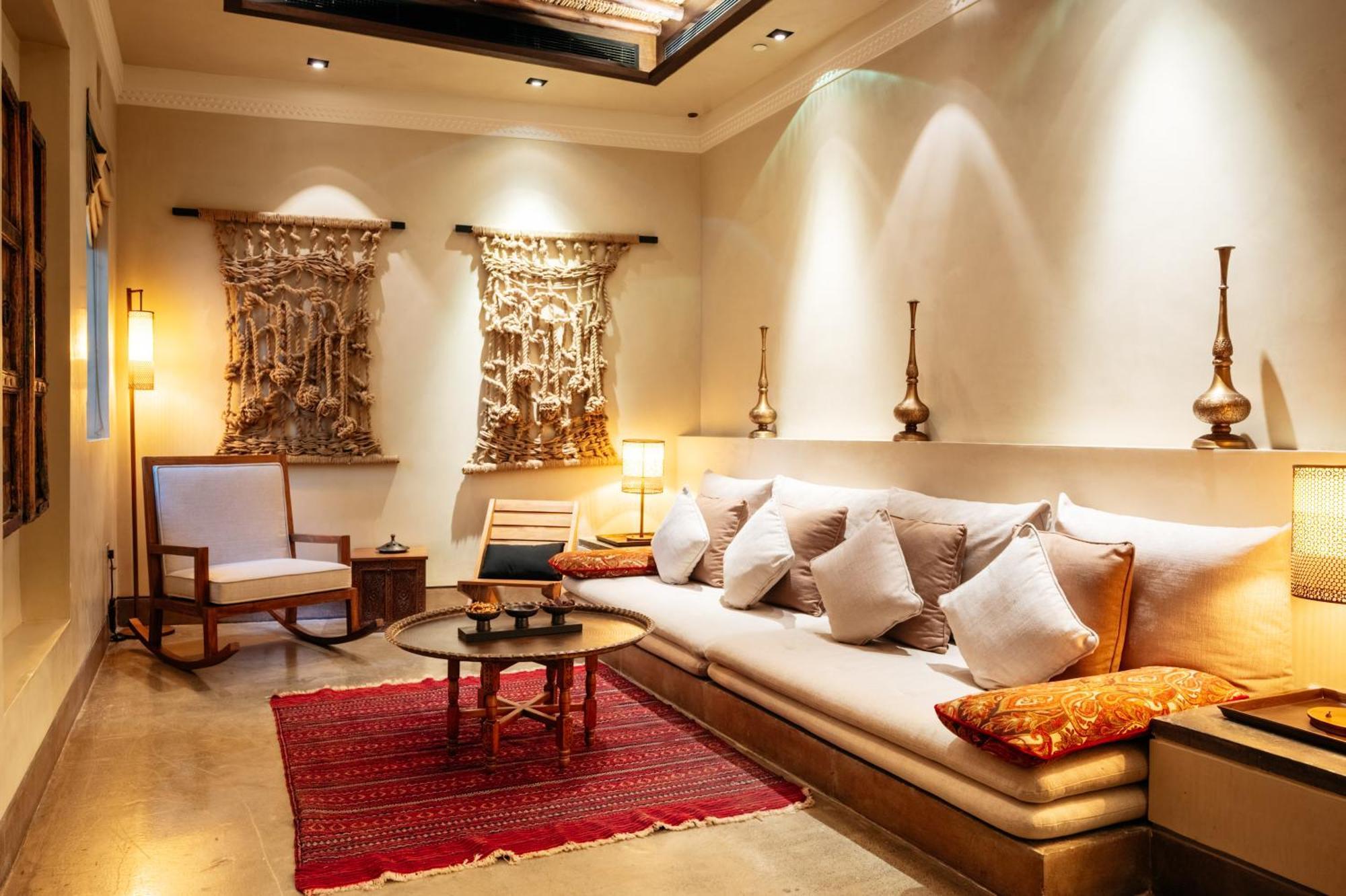 Hotel The Chedi Al Bait, Sharjah Exterior foto A living room in a hotel