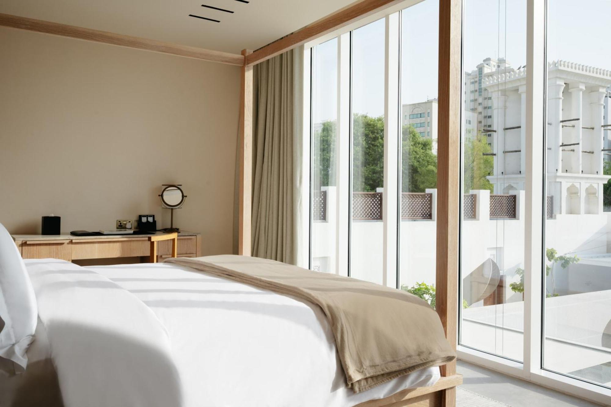 Hotel The Chedi Al Bait, Sharjah Exterior foto A bedroom with a sliding door
