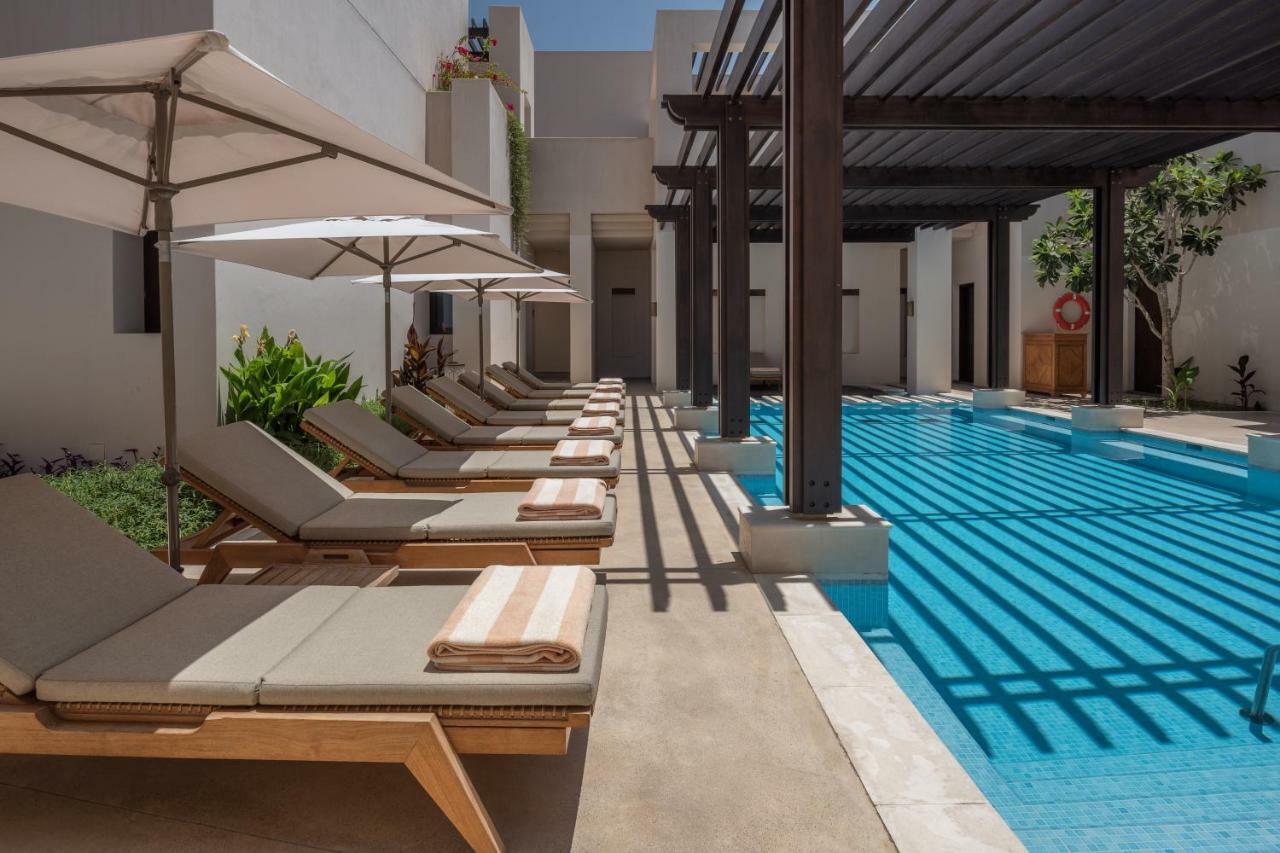 Hotel The Chedi Al Bait, Sharjah Exterior foto The pool at the hotel