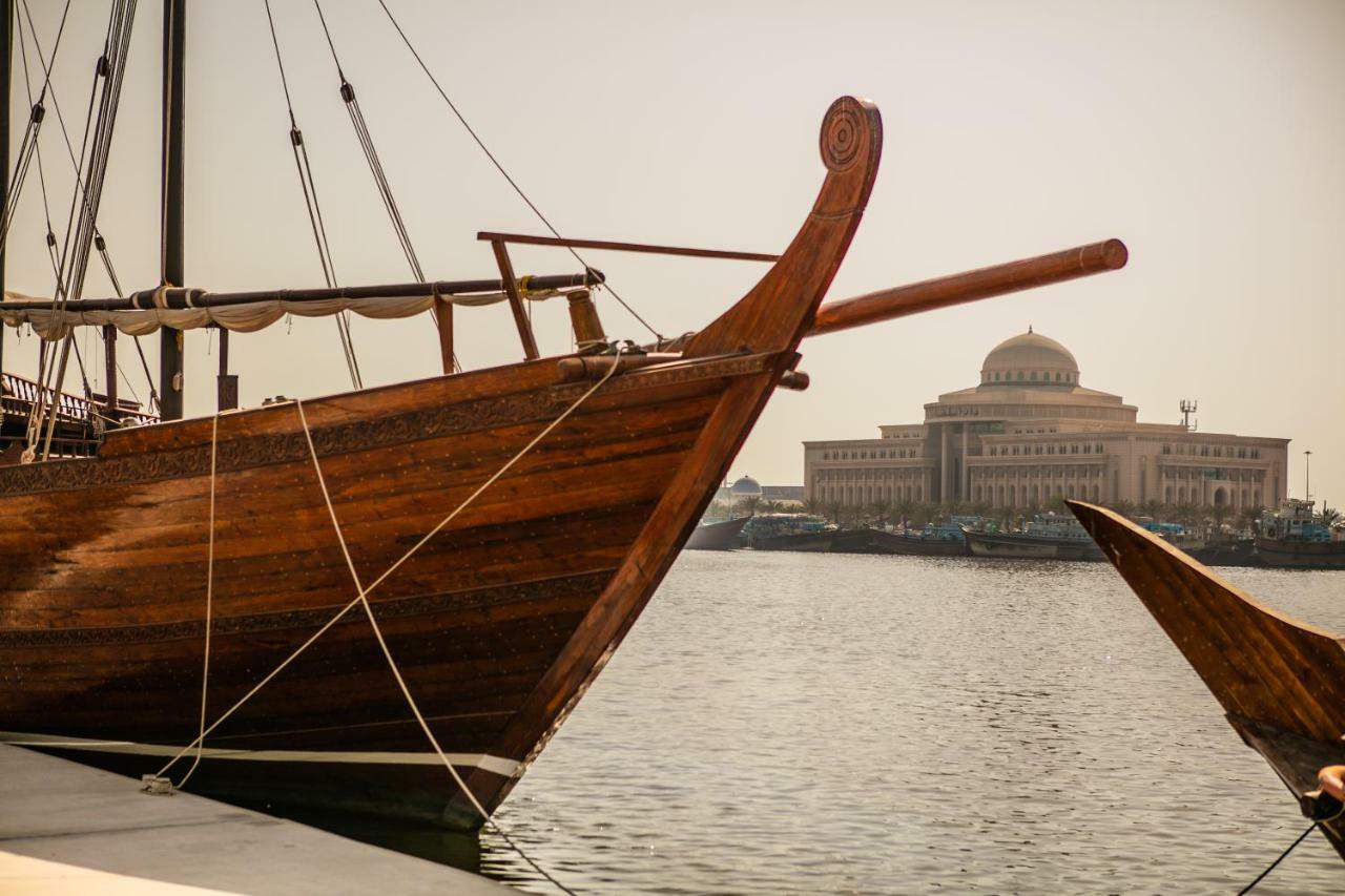 Hotel The Chedi Al Bait, Sharjah Exterior foto A traditional dhow in the harbour of Manama, Bahrain