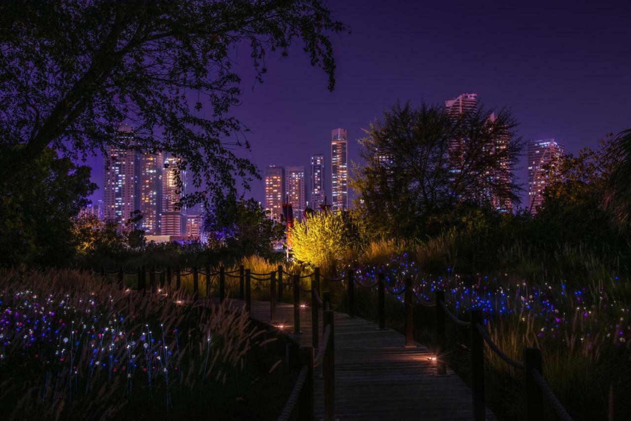 Hotel The Chedi Al Bait, Sharjah Exterior foto The Myriad Gardens at night